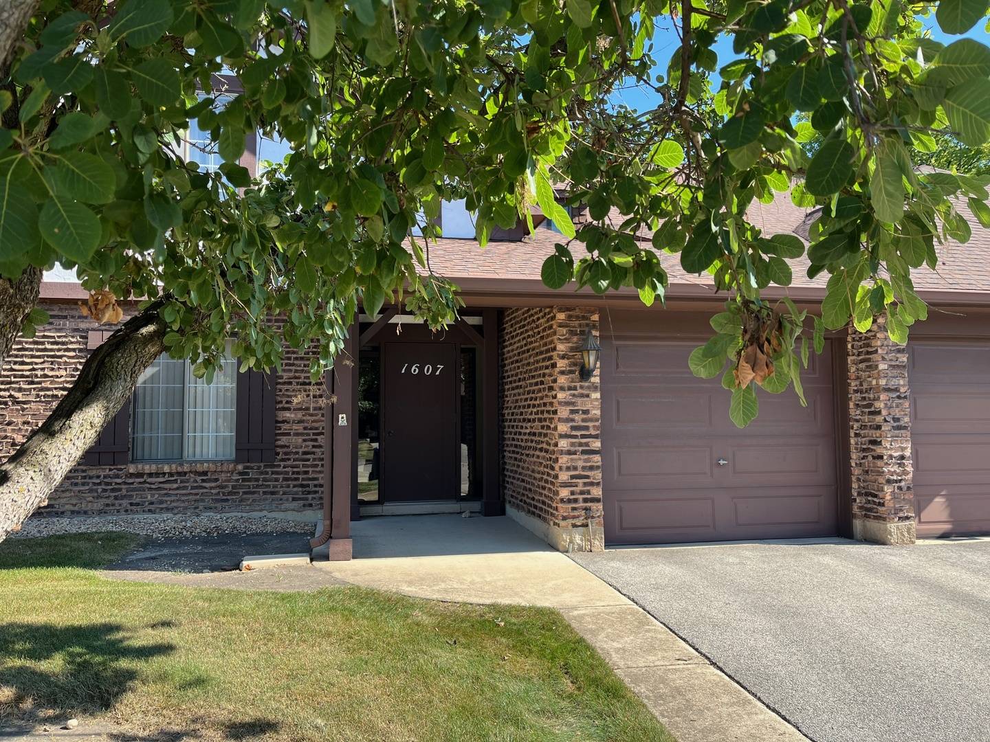 1607 Thames CT #D, Wheaton, IL 60189