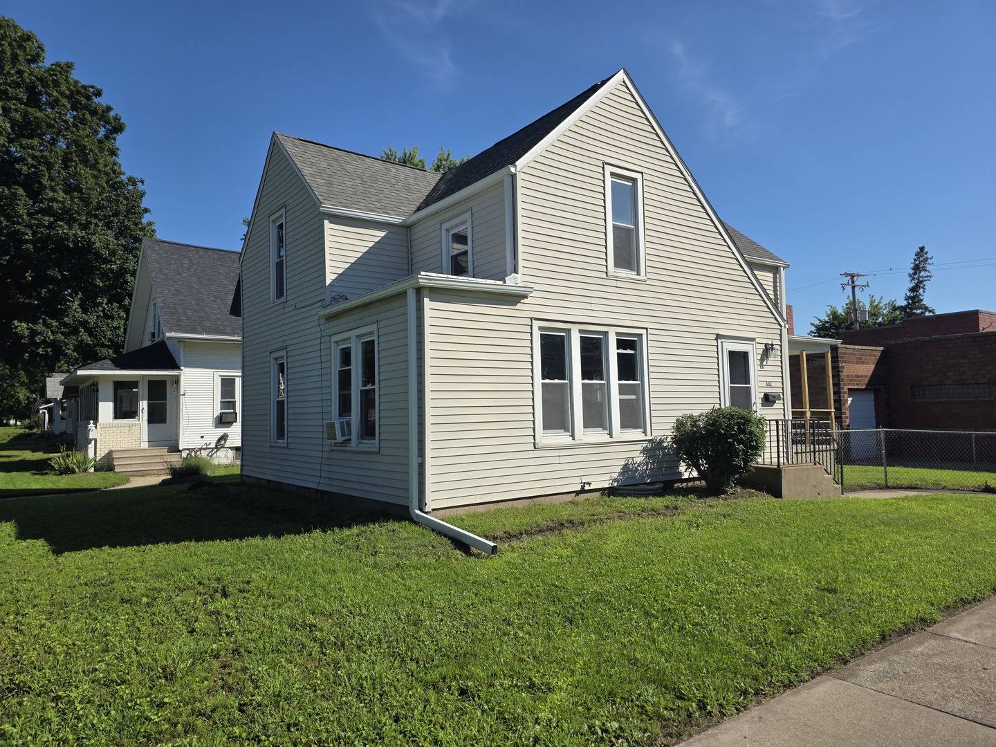 802 E 5th ST, Sterling, IL 61081