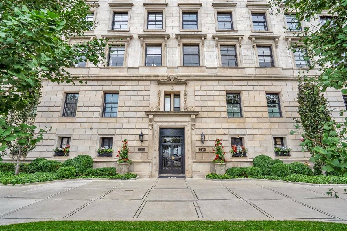 229 E Lake Shore DR #10E, Chicago, IL 60611