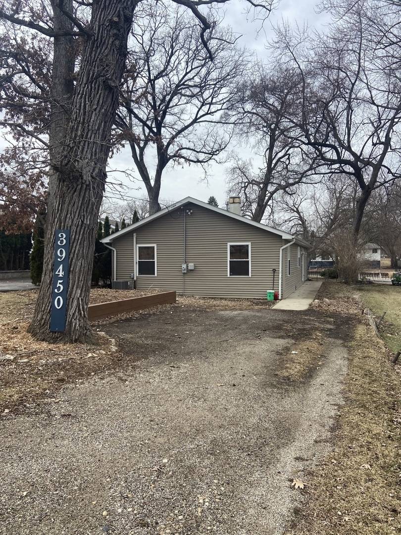 39450 N Circle AVE, Antioch, IL 60002