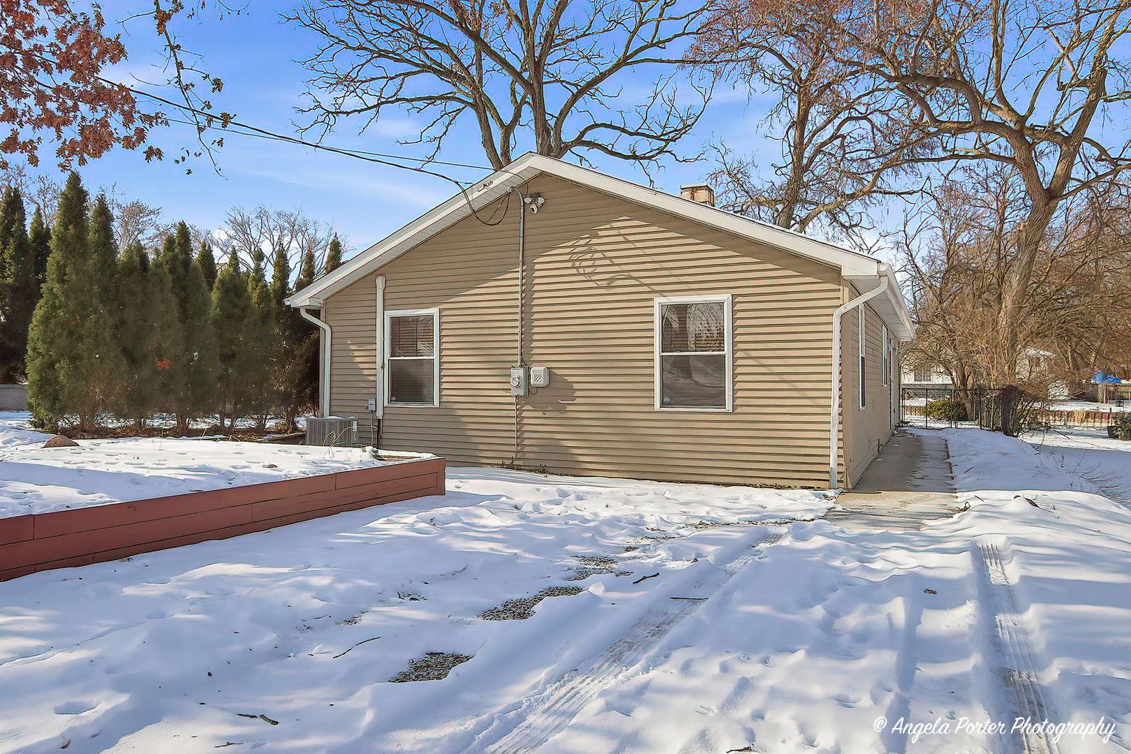 39450 N Circle AVE, Antioch, IL 60002
