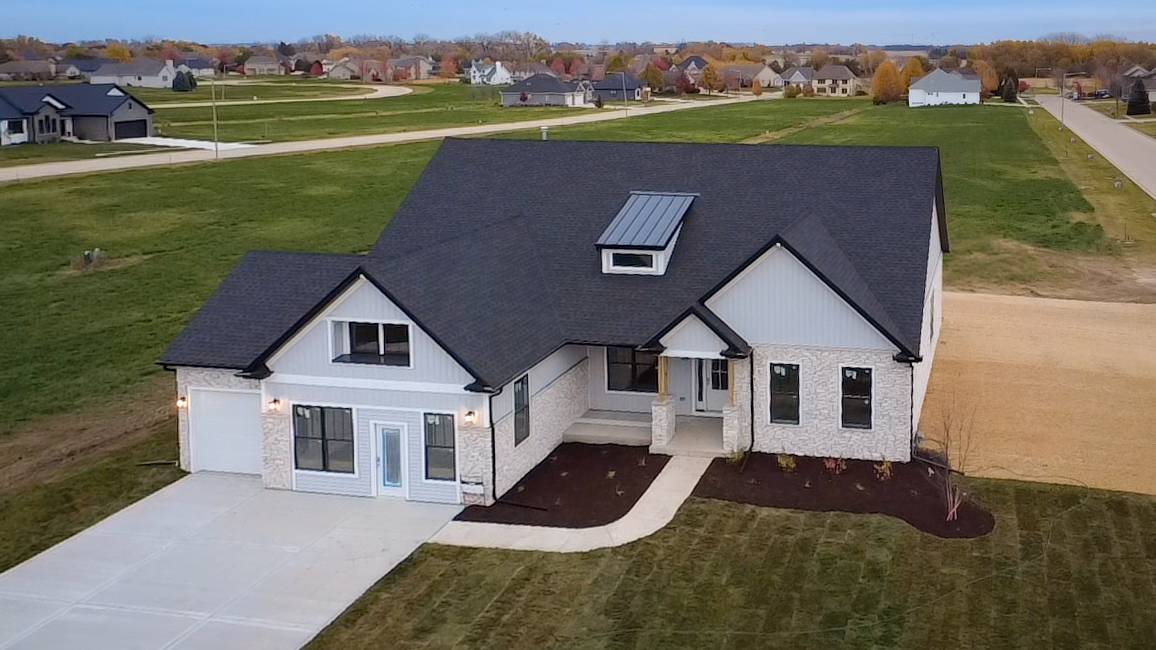 1238 Parkside DR, Sycamore, IL 60178