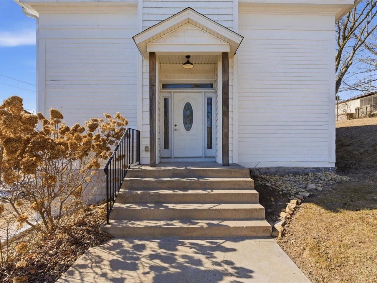 204 N 2nd ST, Leclaire, IA 52753