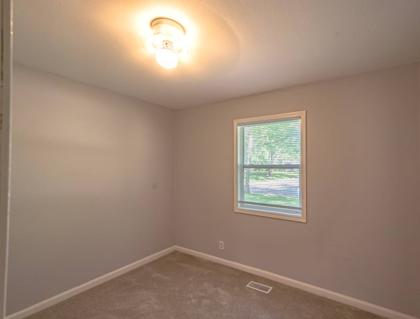 1607 Williamsburg DR, Champaign, IL 61821