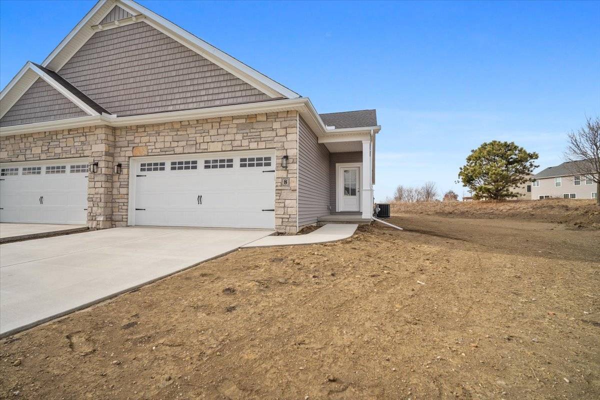 8 Stone Mill CT, Bloomington, IL 61705