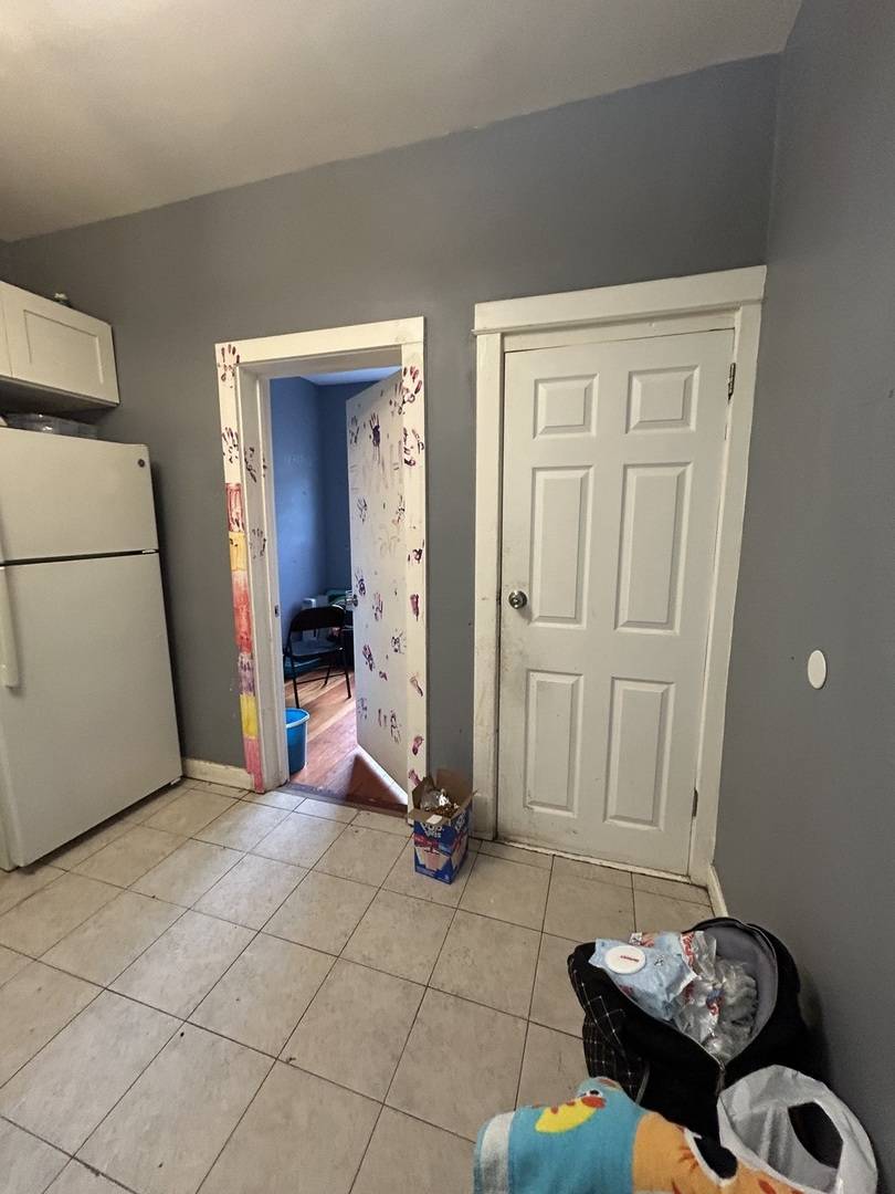 8211 S Saginaw AVE, Chicago, IL 60617