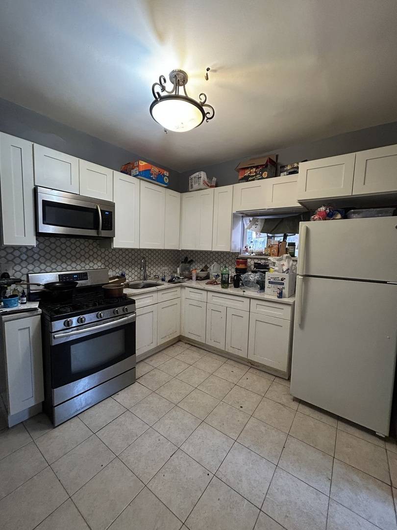 8211 S Saginaw AVE, Chicago, IL 60617