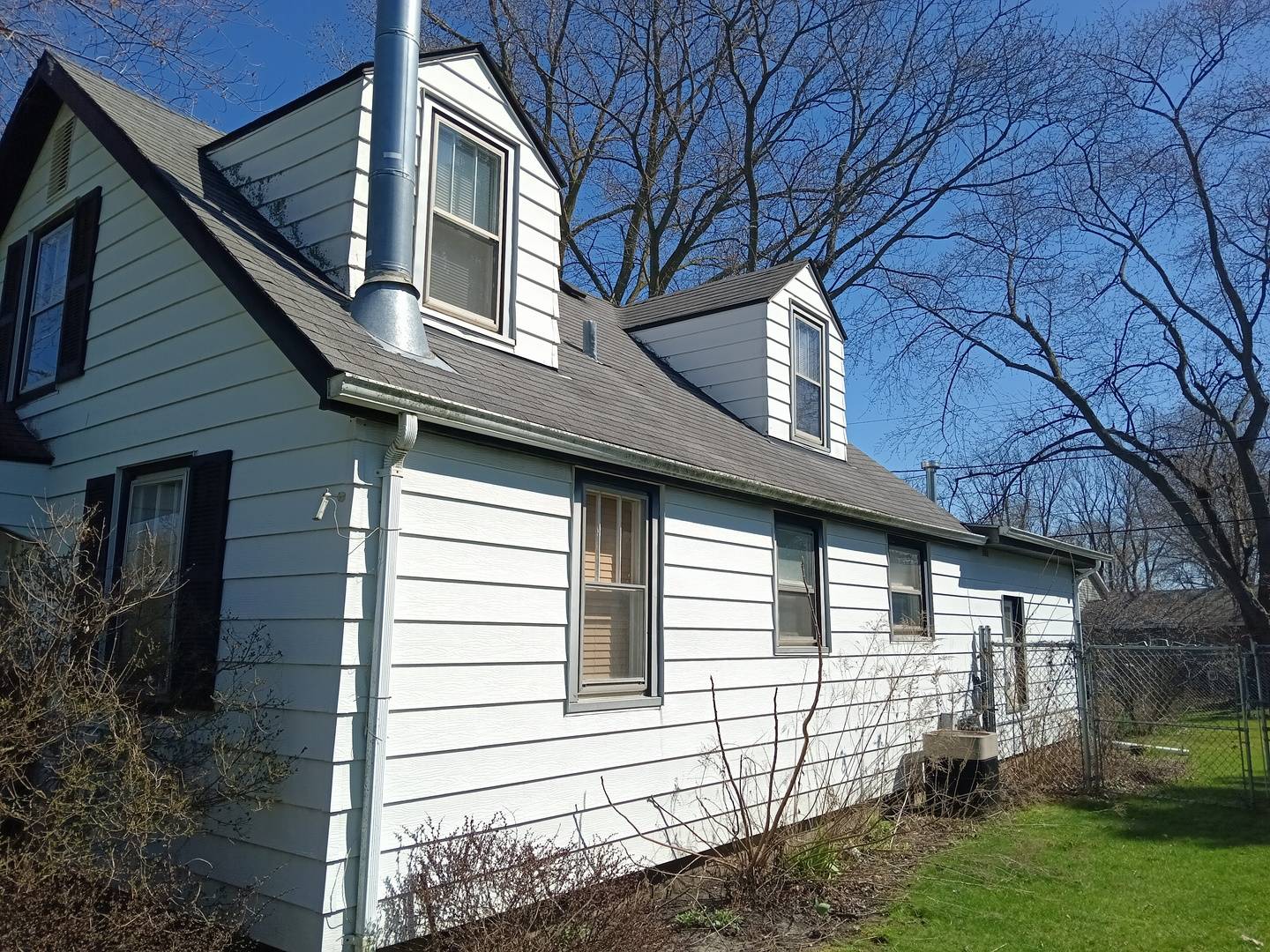 9867 W 17th ST, Zion, IL 60099