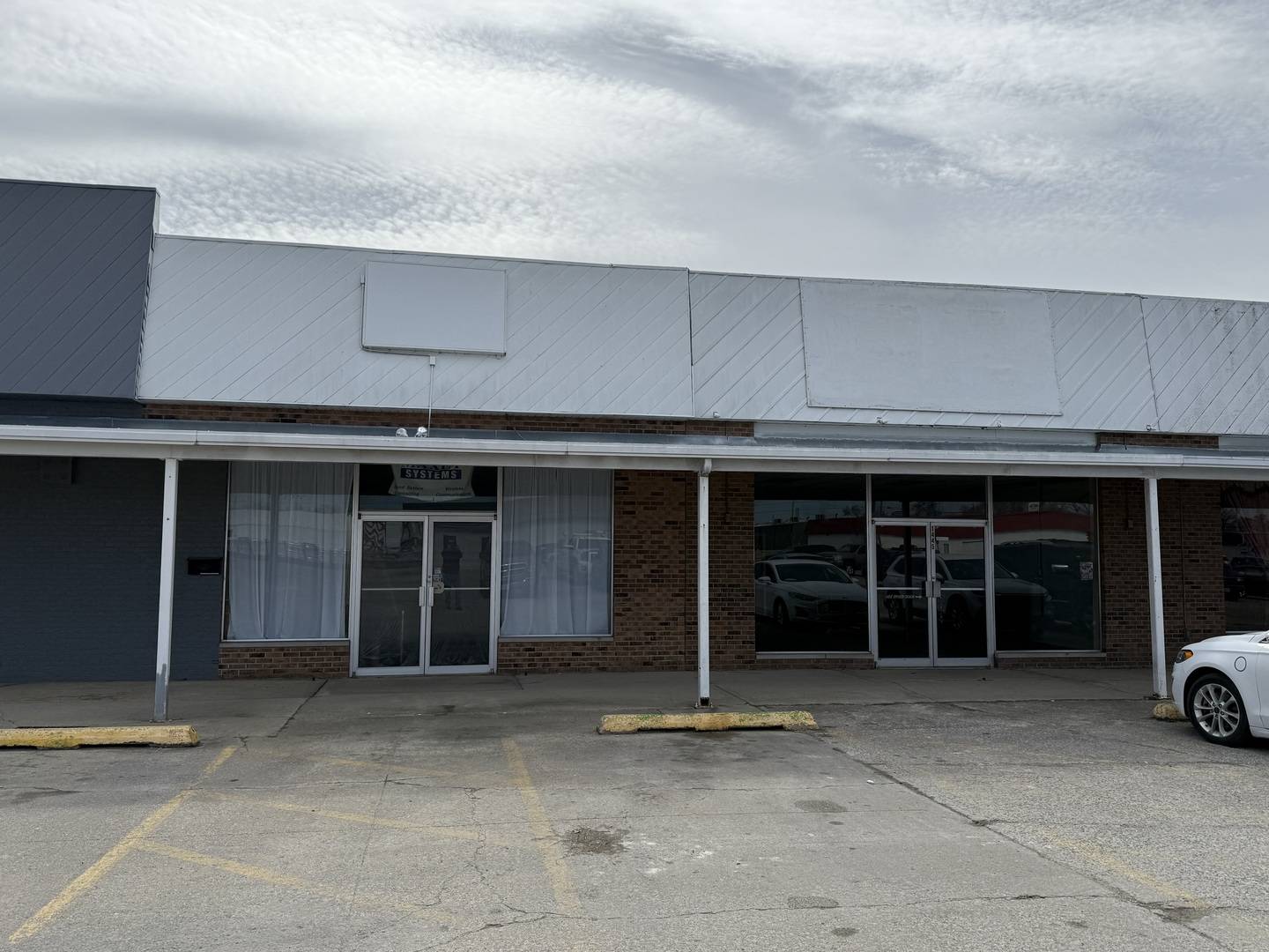 1443 & 1445 W Whittaker ST, Salem, IL 62881