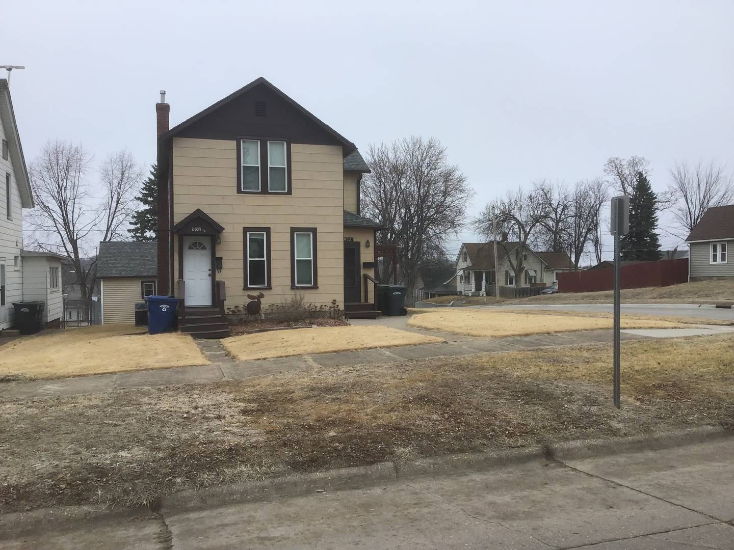 902 11th AVE S, Clinton, IA 52732
