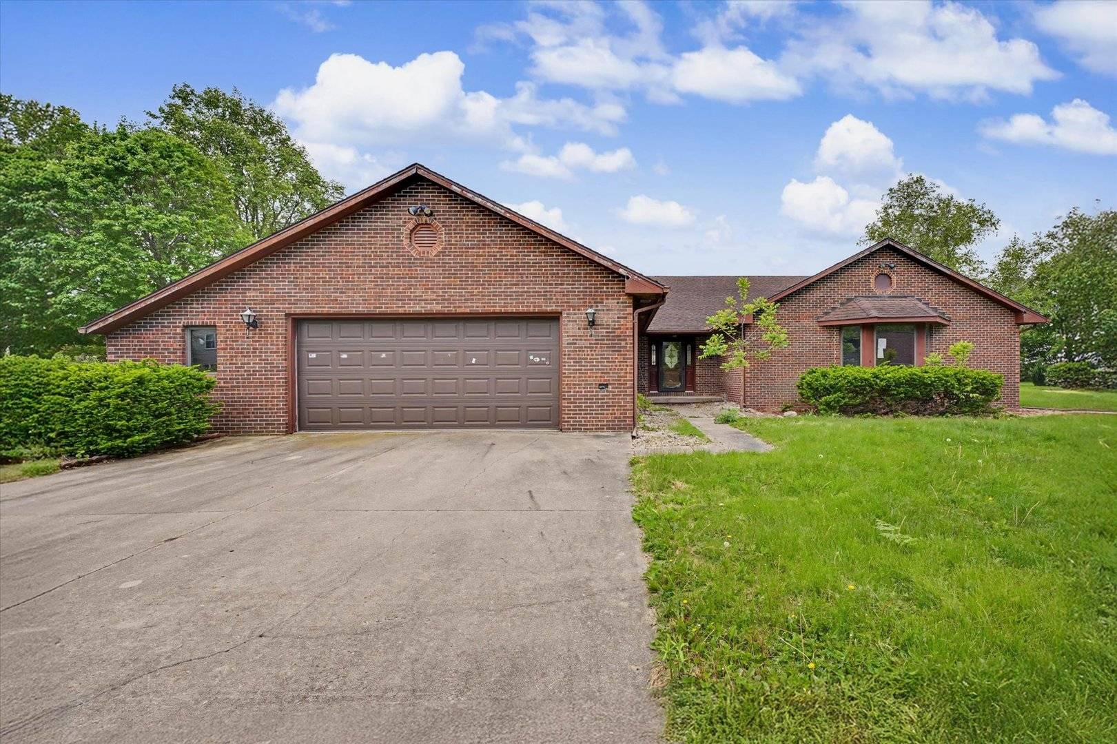 153 Lake RD, Seymour, IL 61875