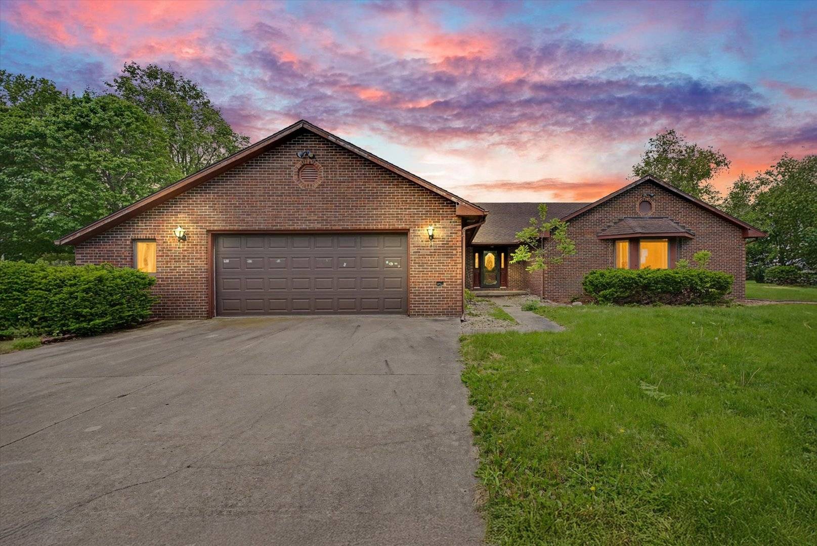 153 Lake RD, Seymour, IL 61875