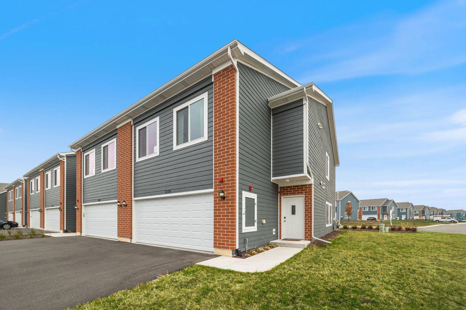 1220 Gillespie LN, Yorkville, IL 60560