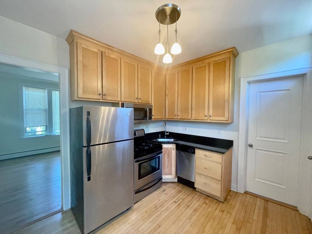 7025 N DAMEN AVE #3, Chicago, IL 60645