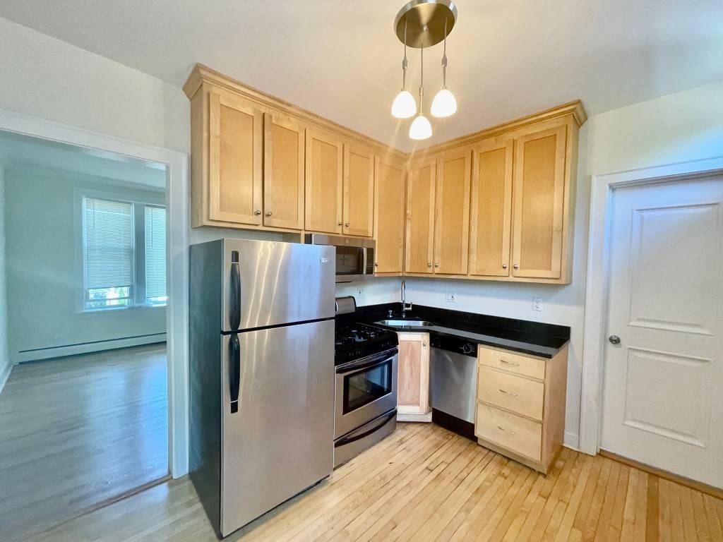 7025 N DAMEN AVE #3, Chicago, IL 60645
