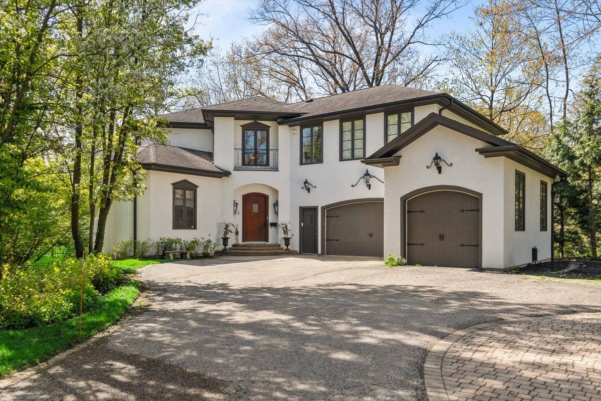 697 Bluff RD, Lake Bluff, IL 60044