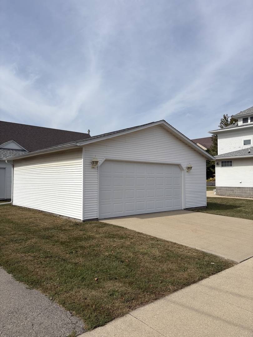 401 10th ST, De Witt, IA 52742