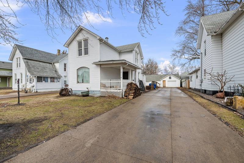 318 2nd AVE S, Clinton, IA 52732