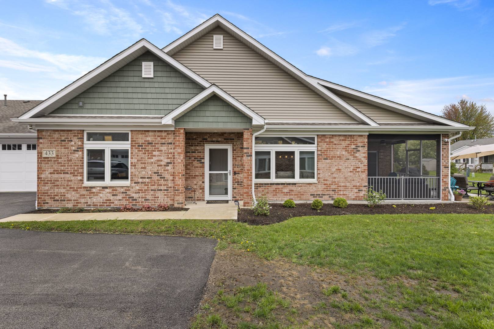 433 Stearn DR #433, Genoa, IL 60135