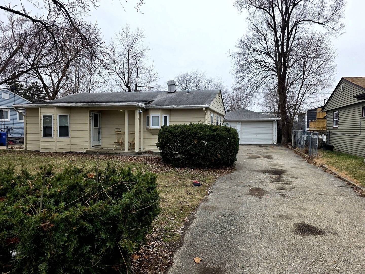 28 Hickory DR, Carpentersville, IL 60110