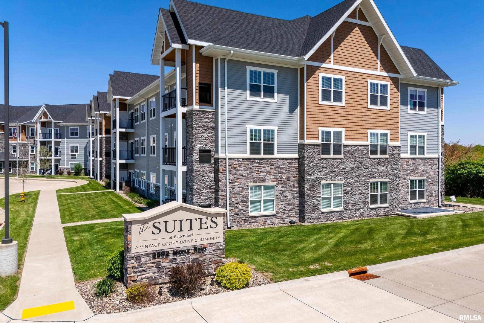 2592 MIDDLE RD #206, Bettendorf, IA 52722