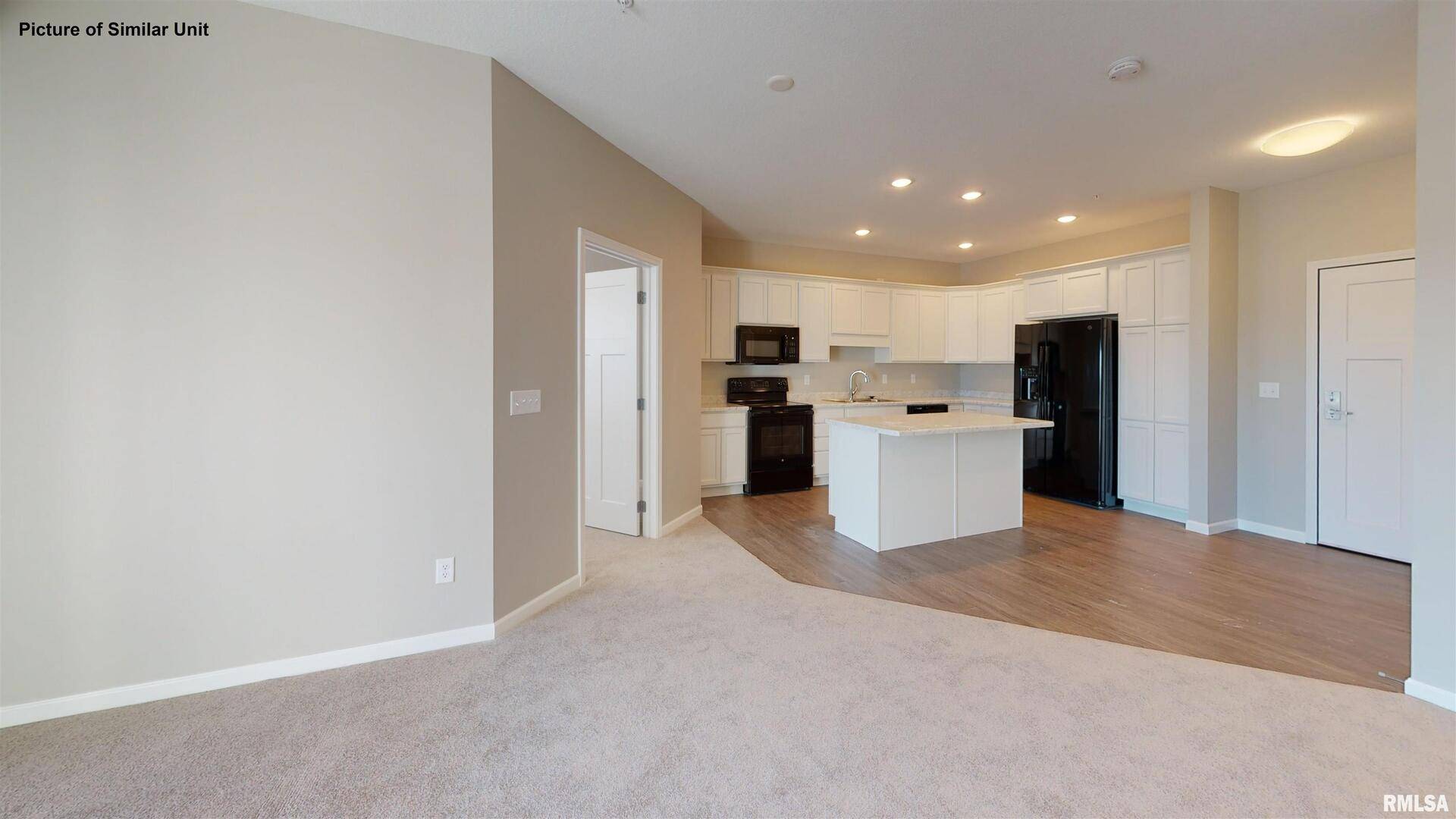 2592 MIDDLE RD #220, Bettendorf, IA 52722