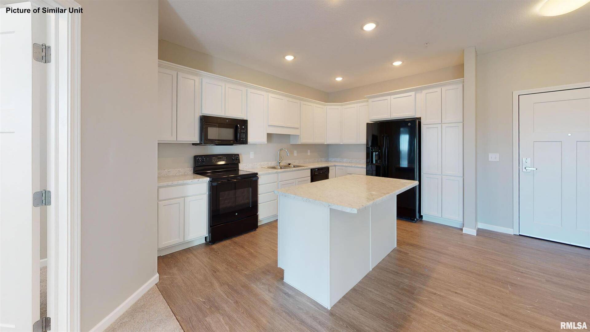 2592 MIDDLE RD #220, Bettendorf, IA 52722