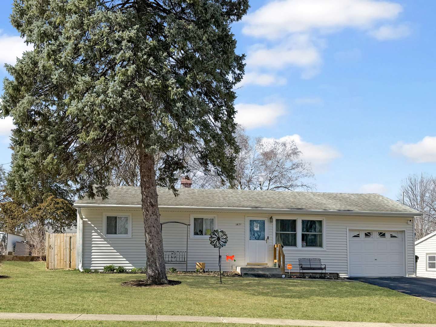 1427 Mark DR, Freeport, IL 61032