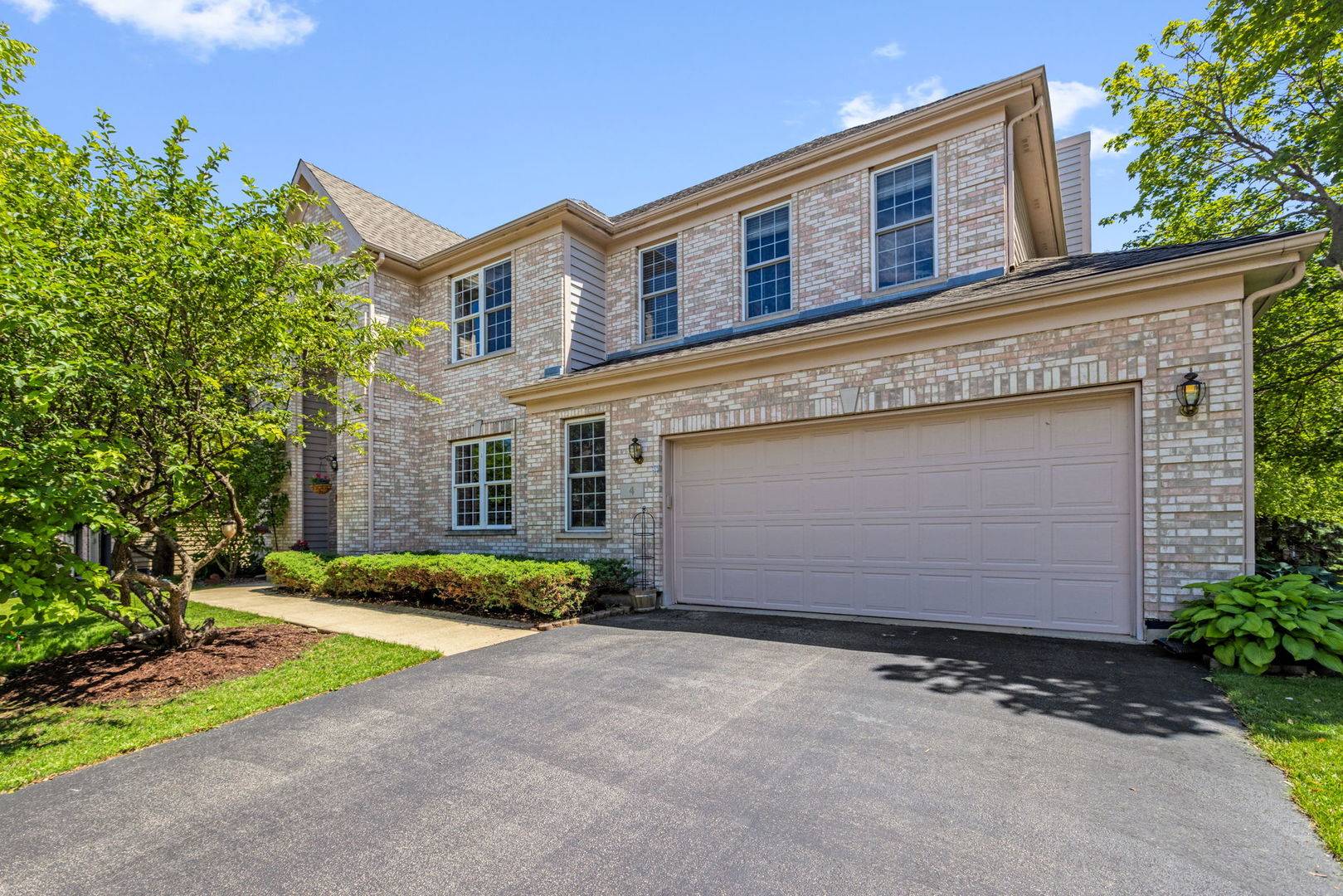 4 Sherwood CT, Lake In The Hills, IL 60156