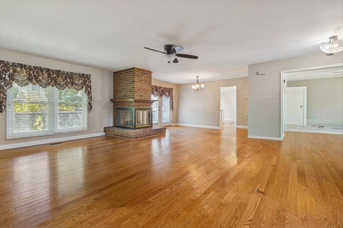 417 River Bluff CIR, Naperville, IL 60540