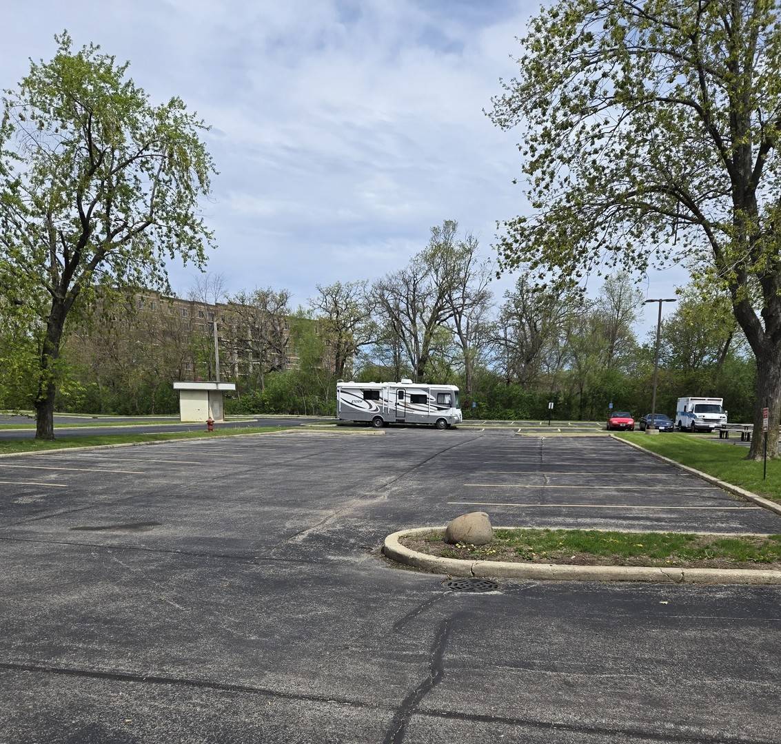 261 E Lake ST, Bloomingdale, IL 60108