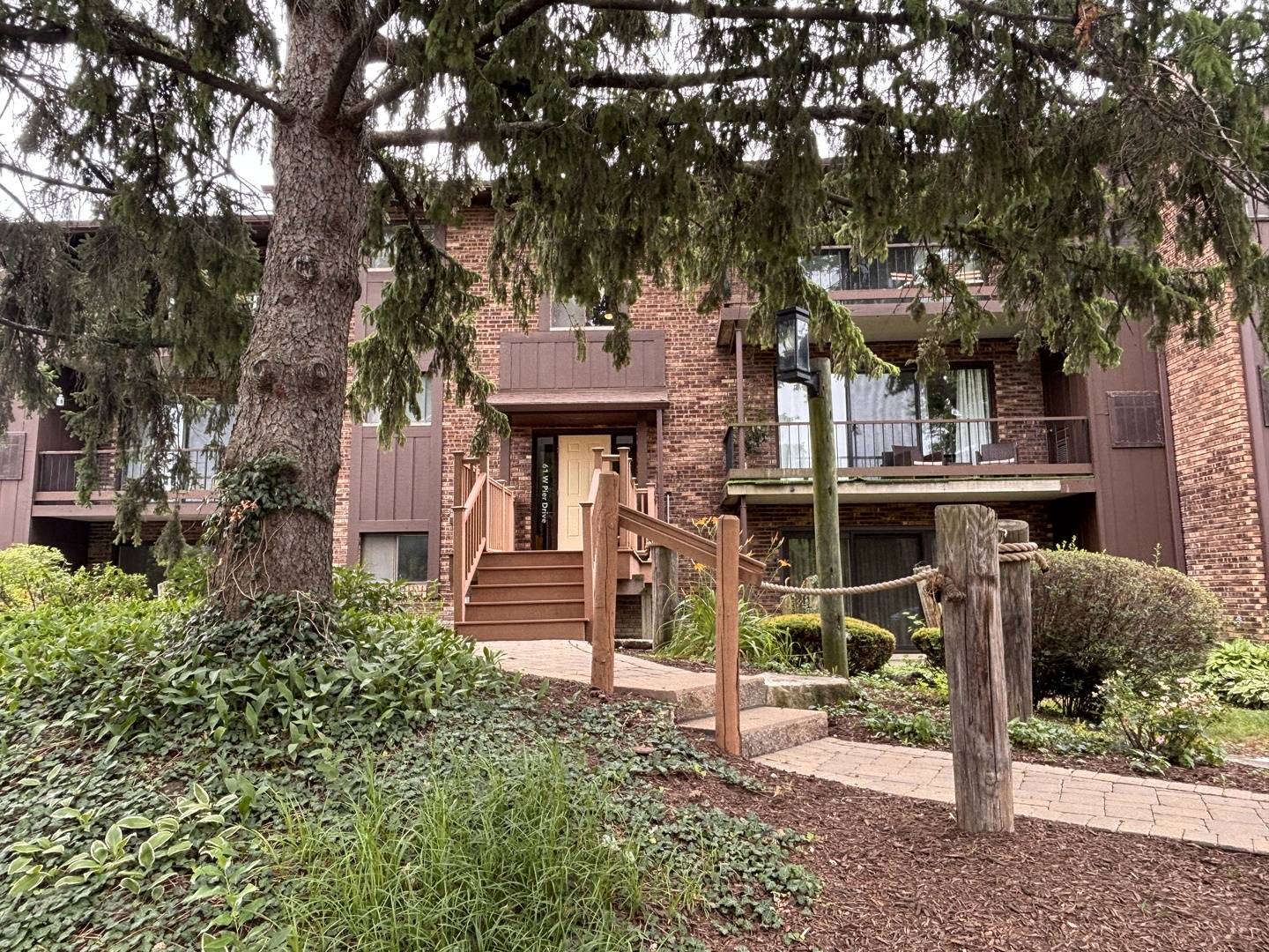 61 W Pier DR #201, Westmont, IL 60559