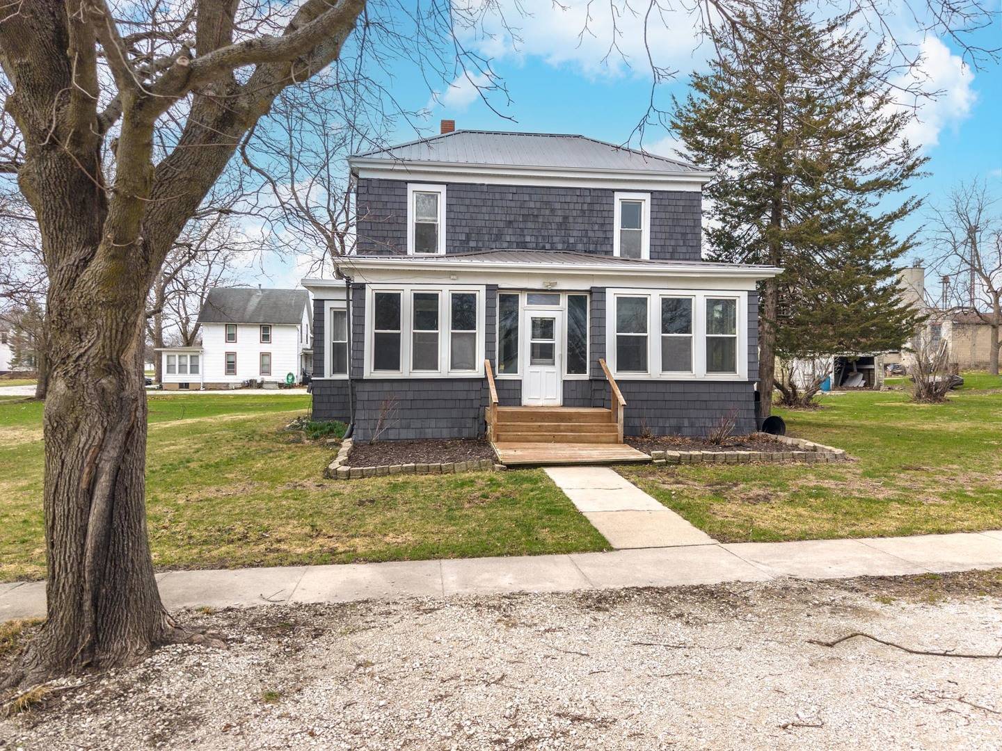 26 Lafayette ST, Saunemin, IL 61769