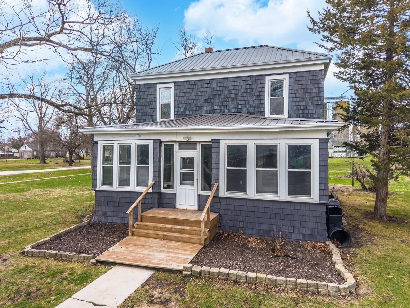 26 Lafayette ST, Saunemin, IL 61769