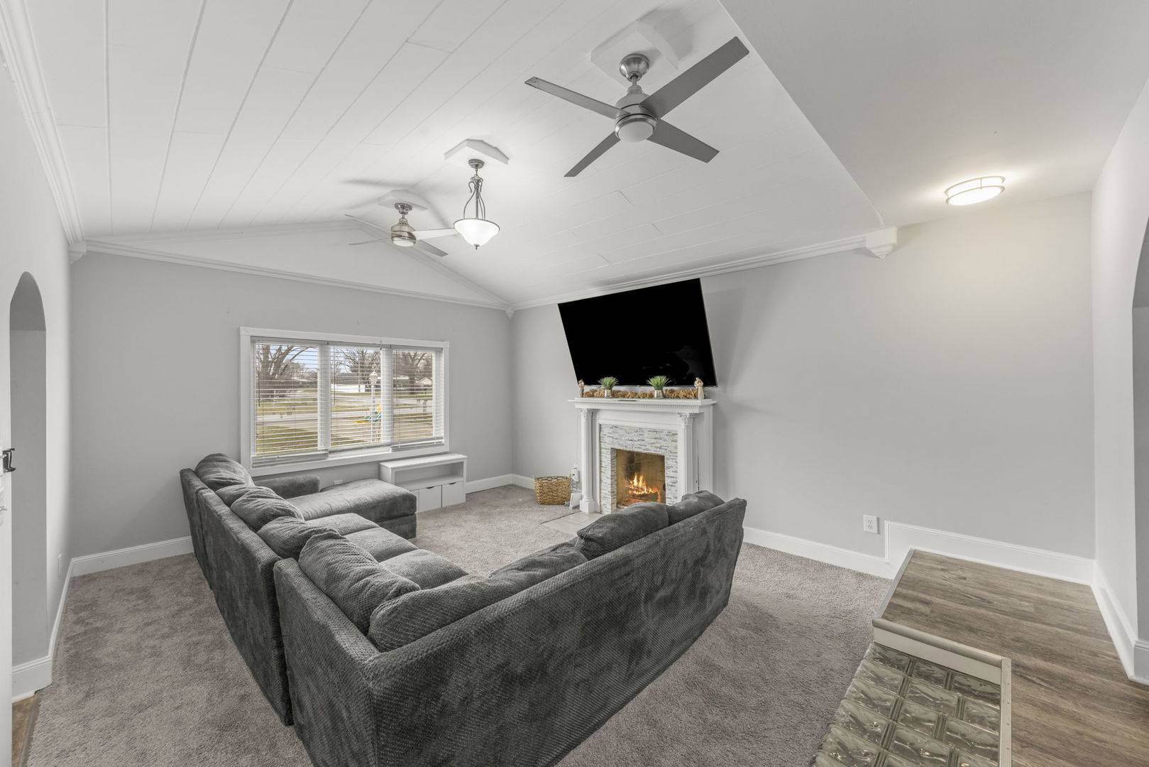 916 Barber LN, Joliet, IL 60435