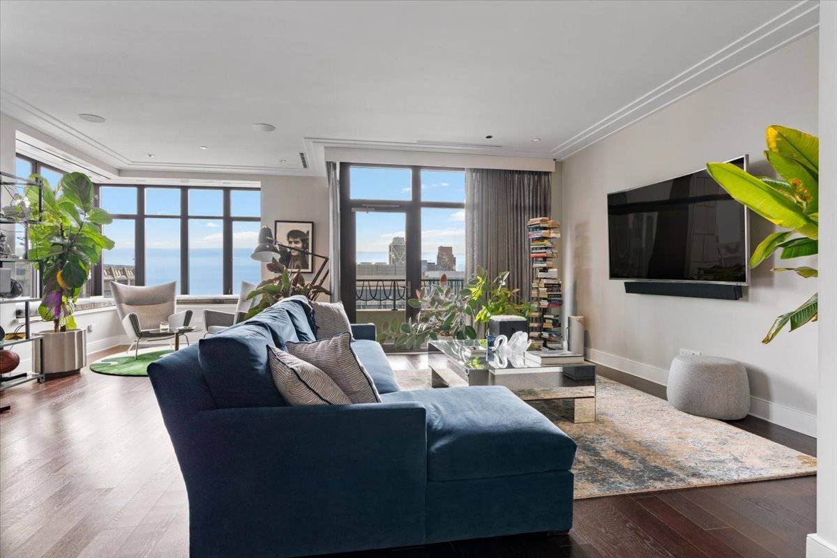 118 E Erie ST #35G, Chicago, IL 60611