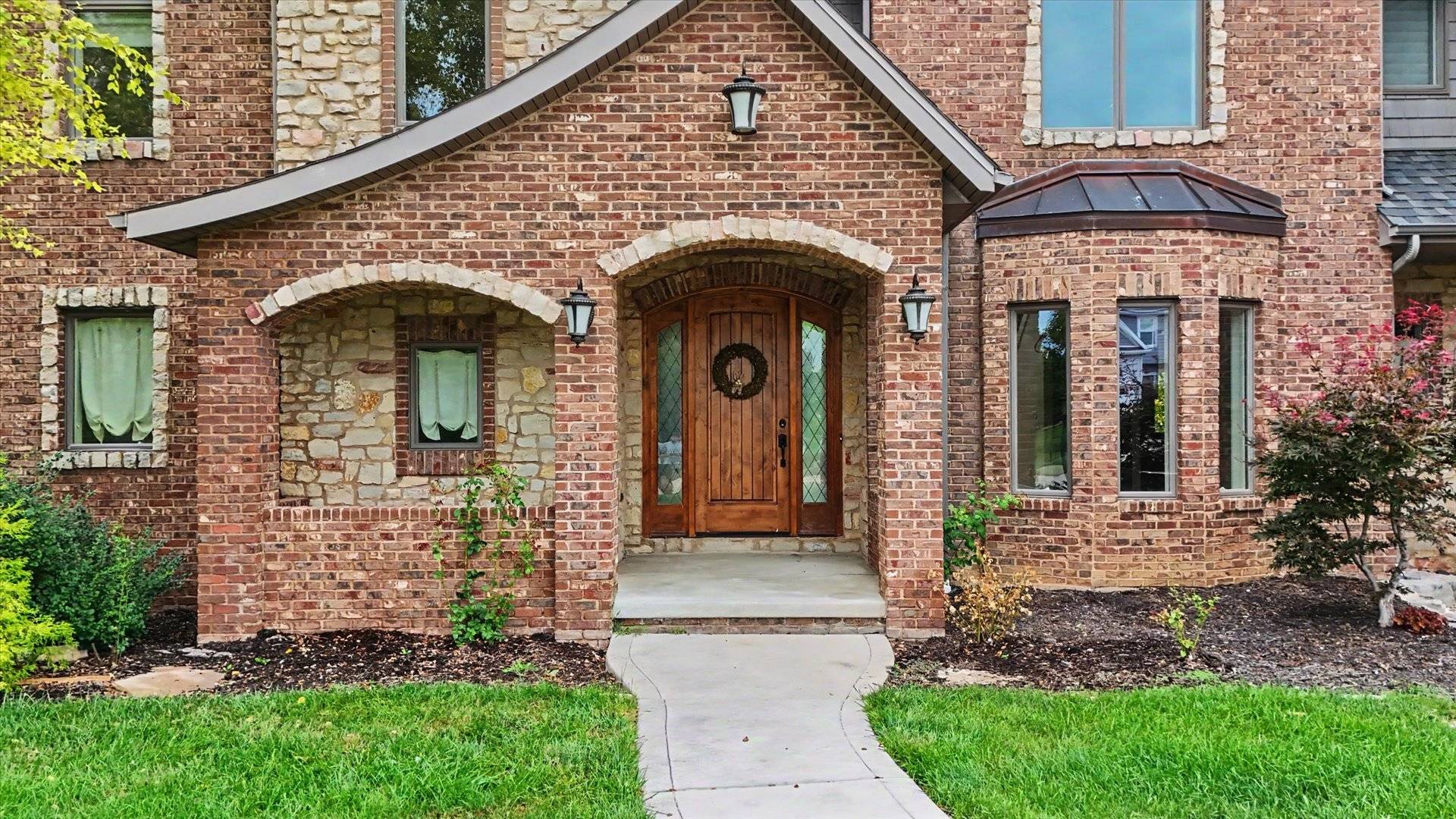 1610 Briarwood LN, Mahomet, IL 61853