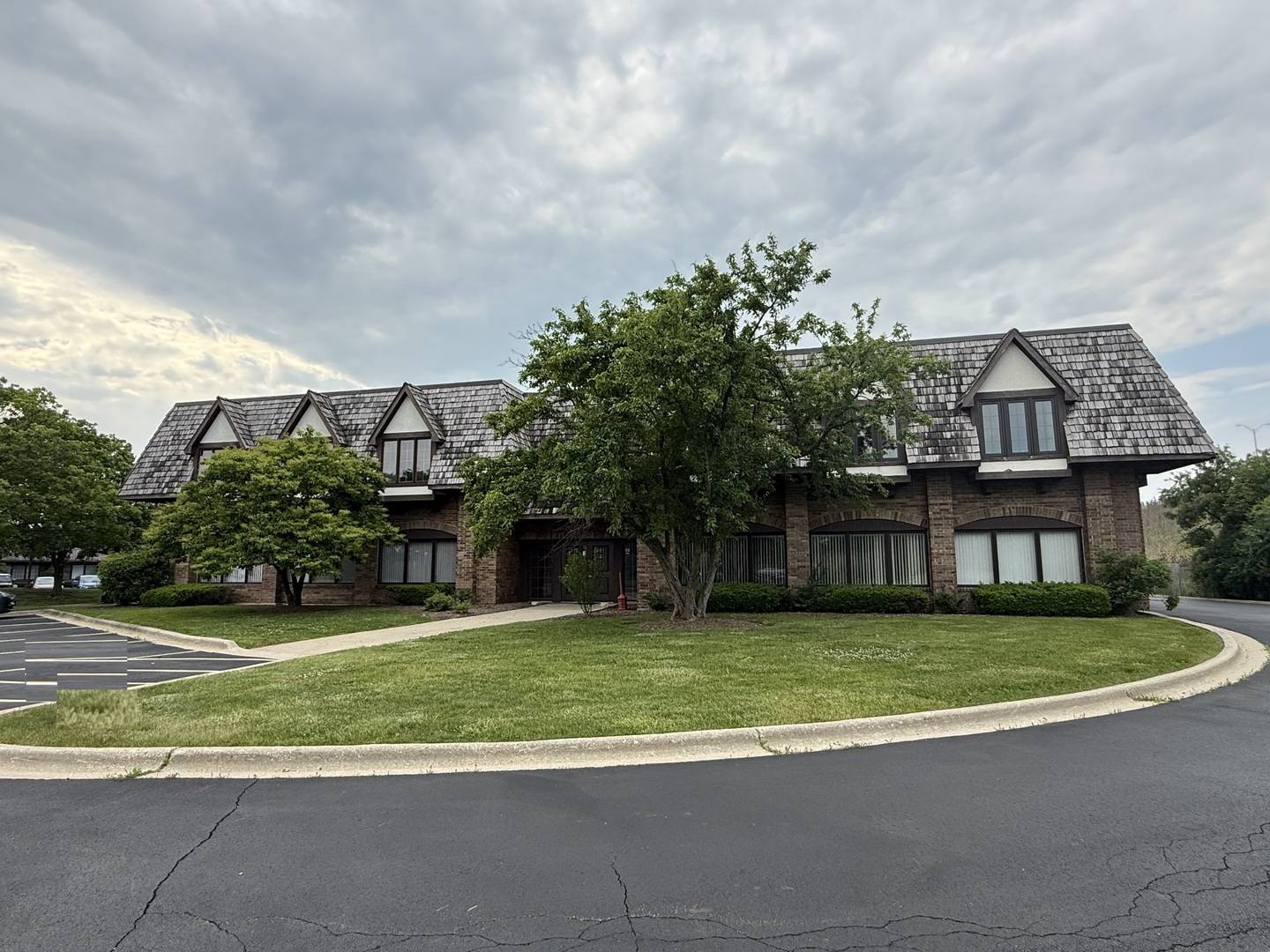 28085 N Ashley CIR, Libertyville, IL 60048