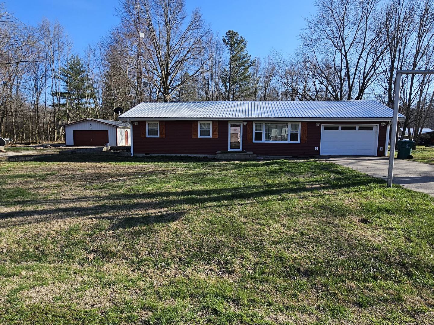 111 W Hickory ST, Bluford, IL 62814