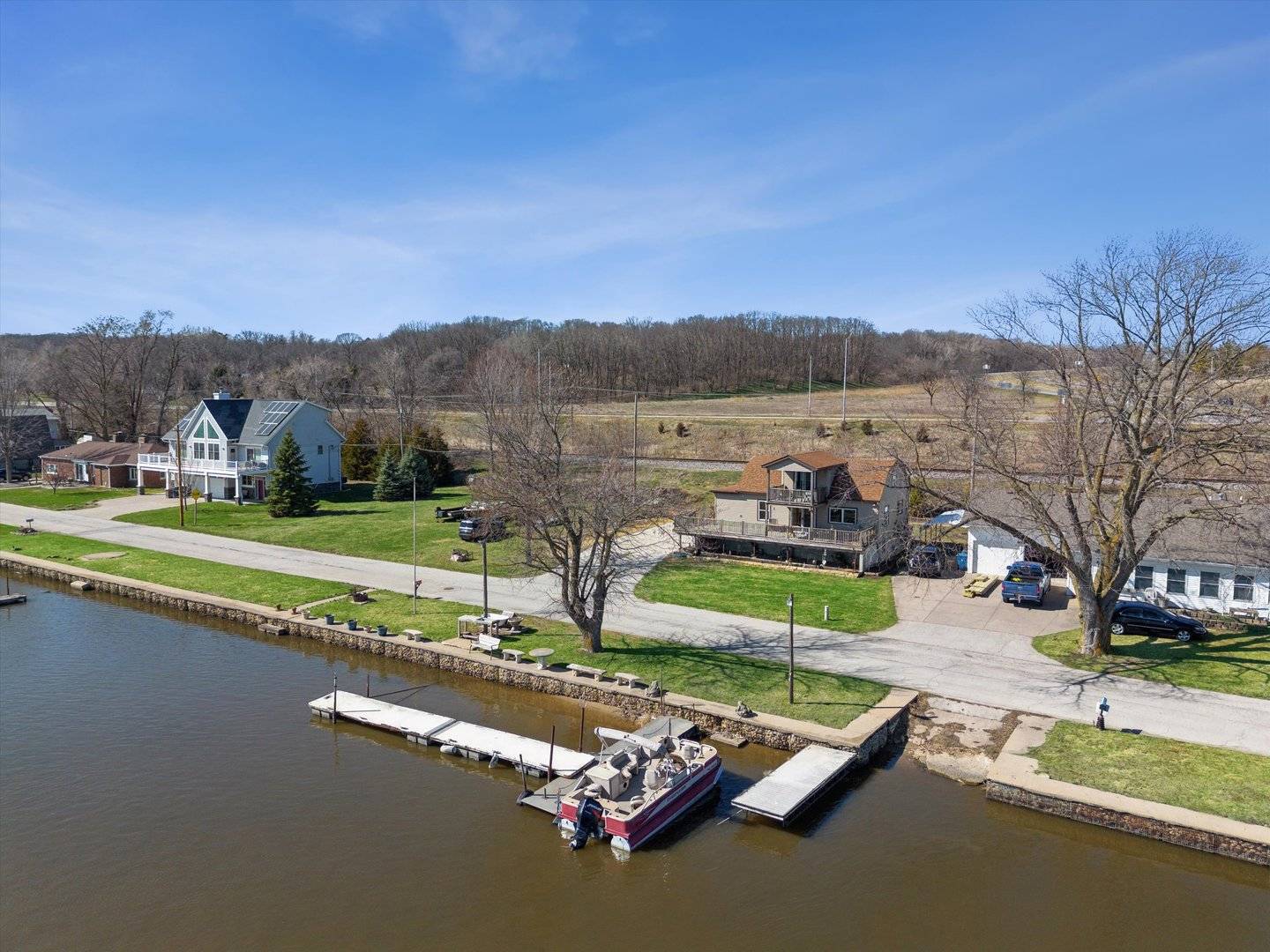 1811 Canal Shore DR, Leclaire, IA 52753