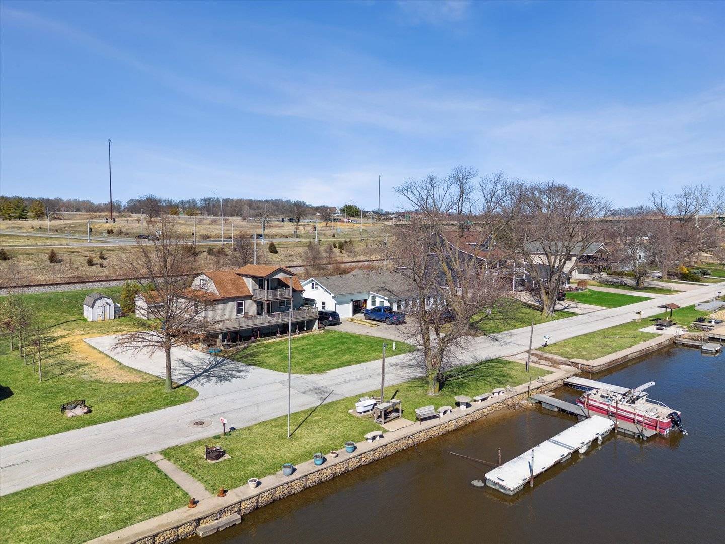 1811 Canal Shore DR, Leclaire, IA 52753