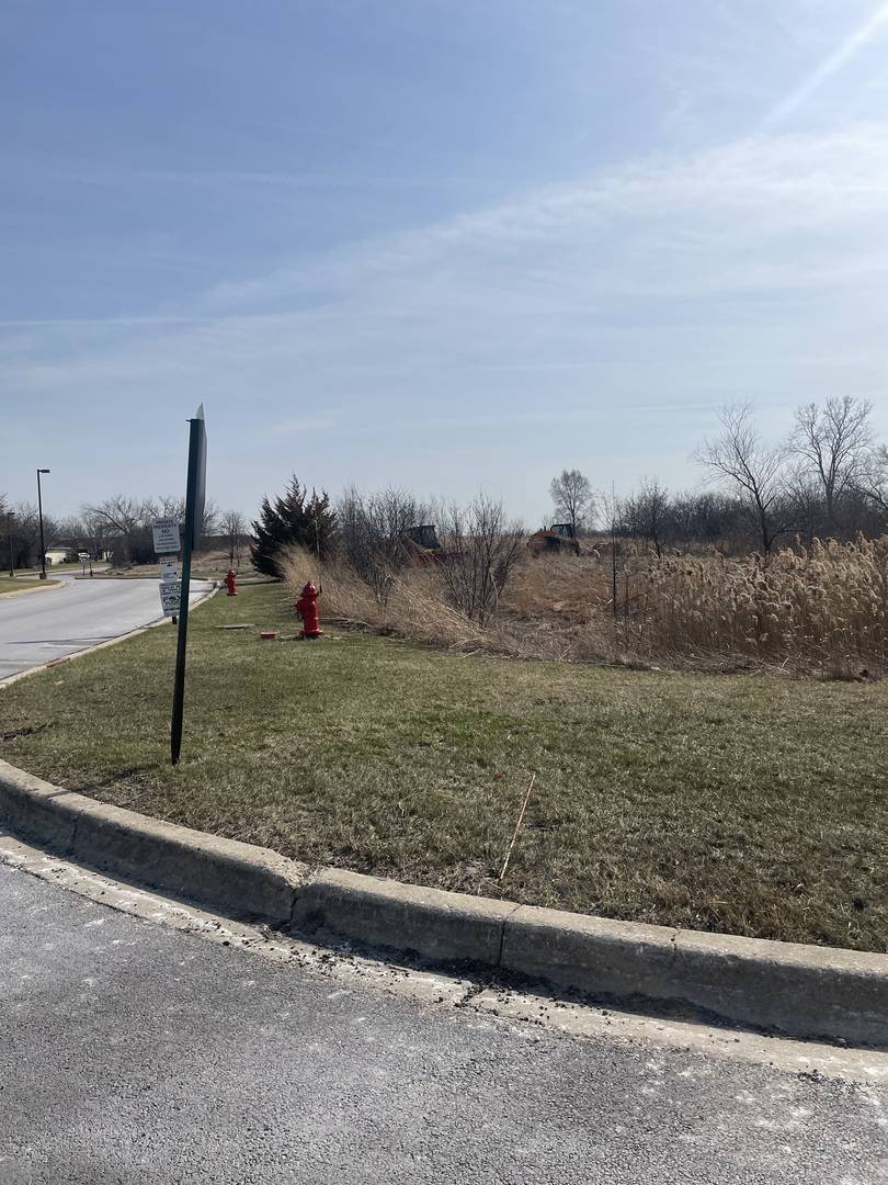 1055 E Grand AVE, Lindenhurst, IL 60046