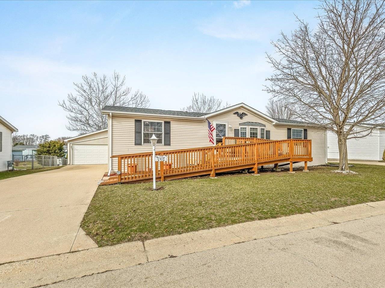 5410 Autumnash LN, Machesney Park, IL 61115