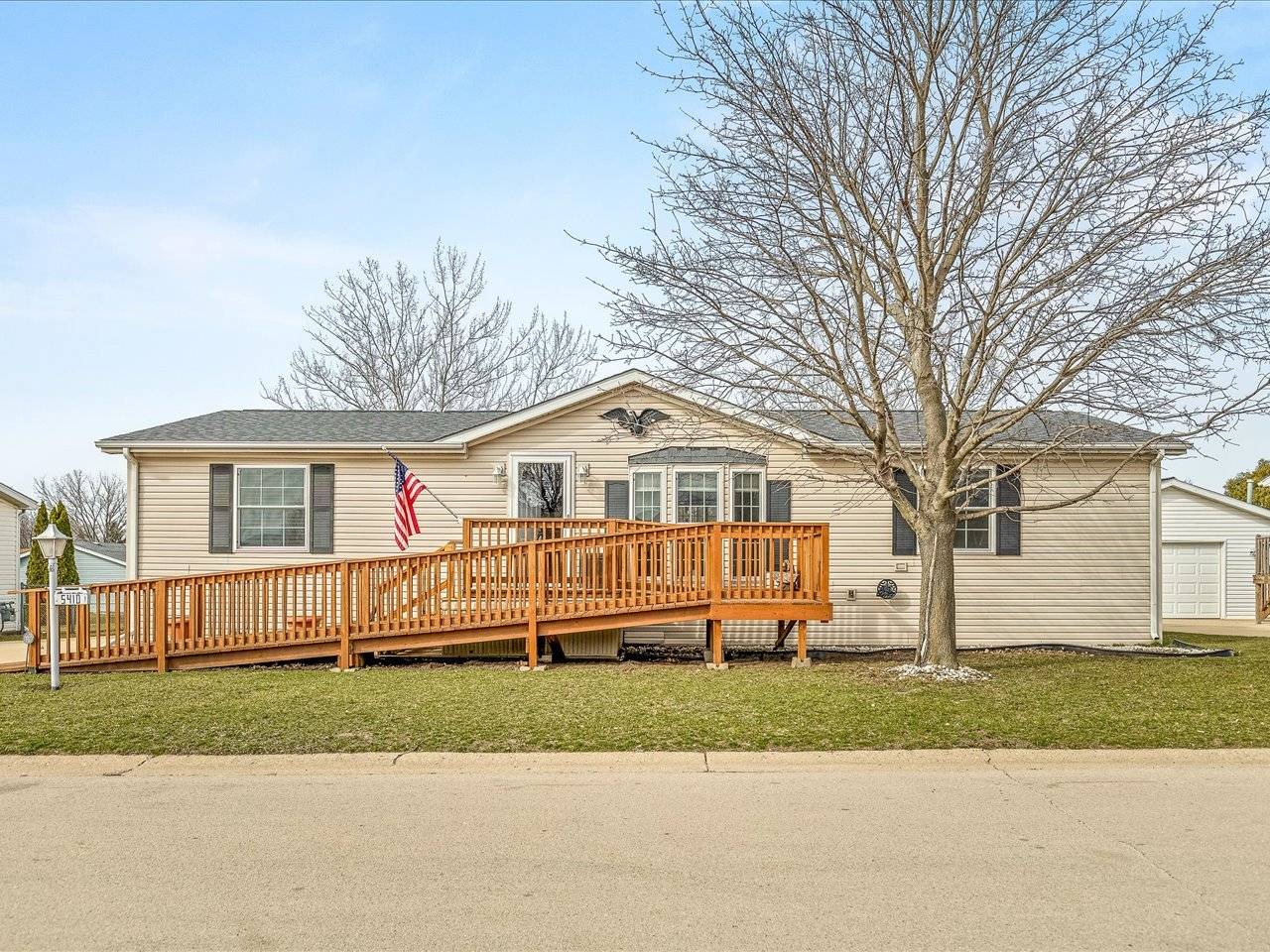5410 Autumnash LN, Machesney Park, IL 61115