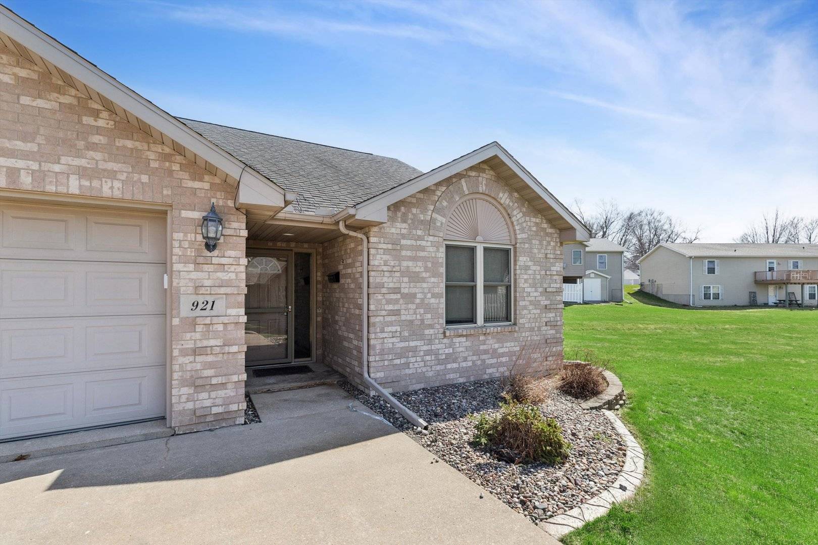 921 10th ST, De Witt, IA 52742