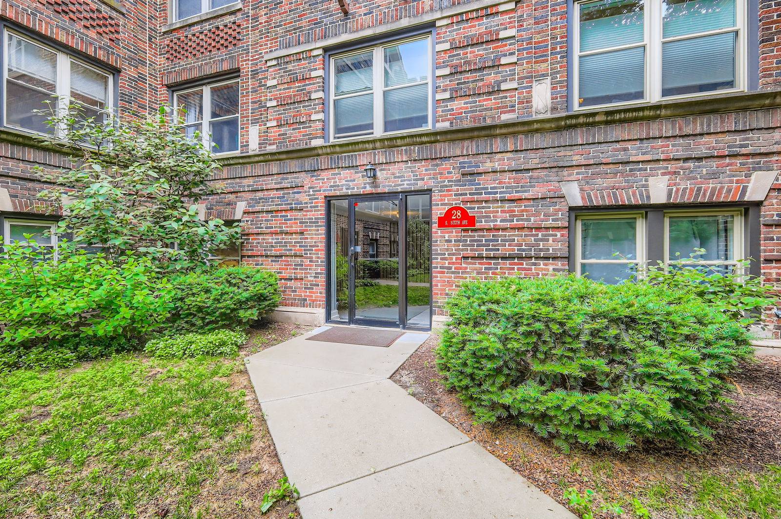 28 S 6th AVE #1D, La Grange, IL 60525