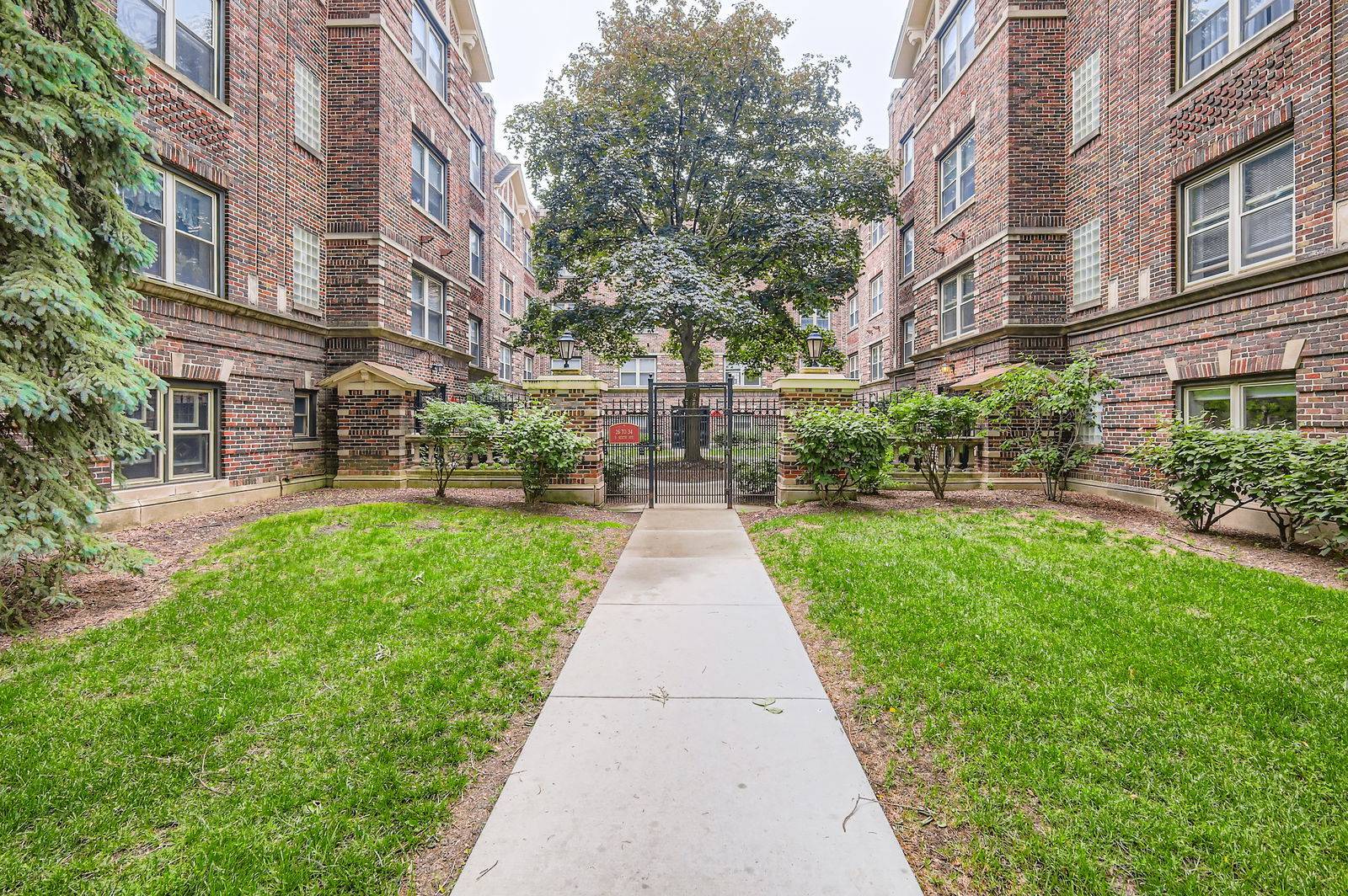 28 S 6th AVE #1D, La Grange, IL 60525