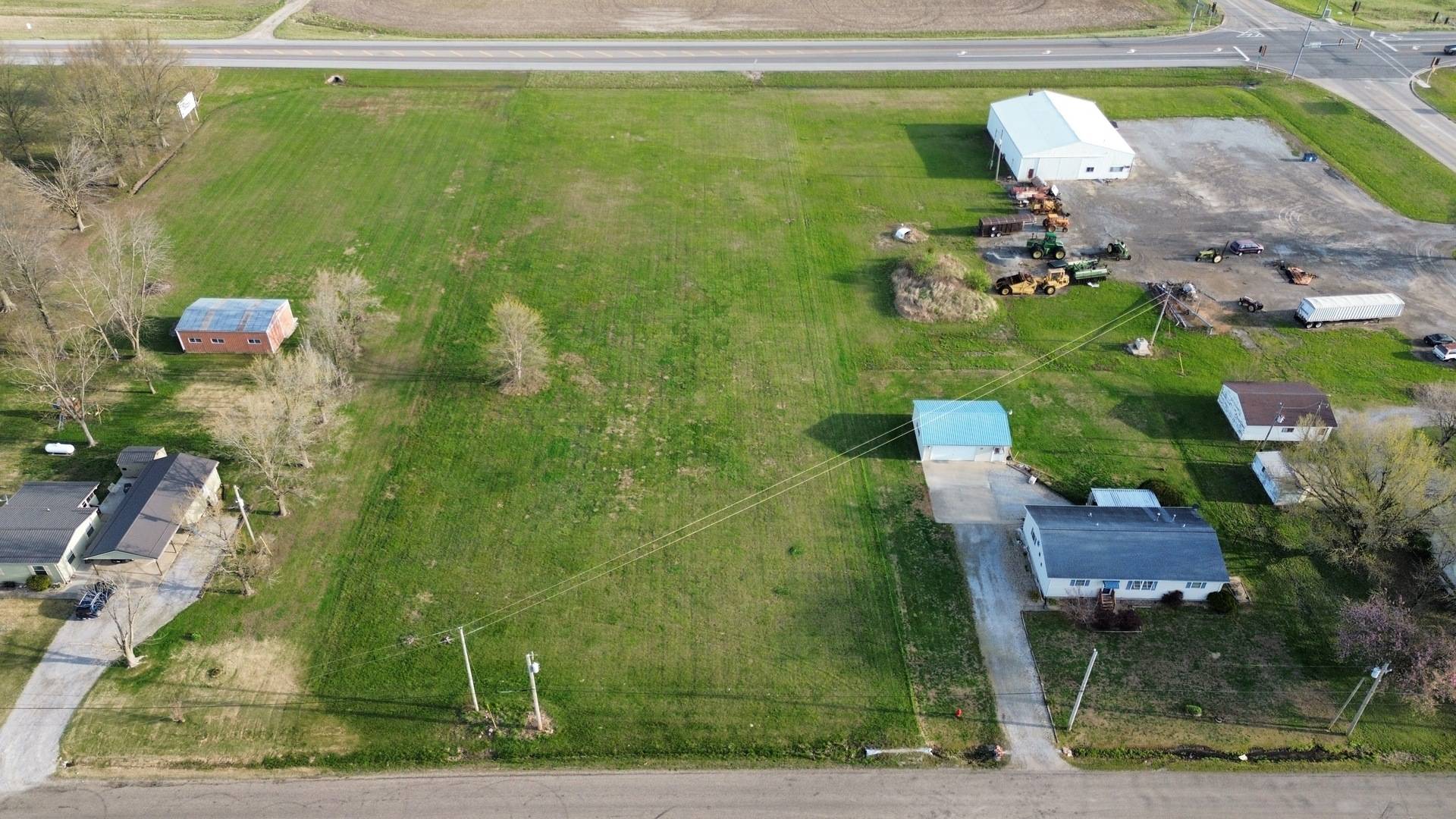 000 W 12th ST, Flora, IL 62839
