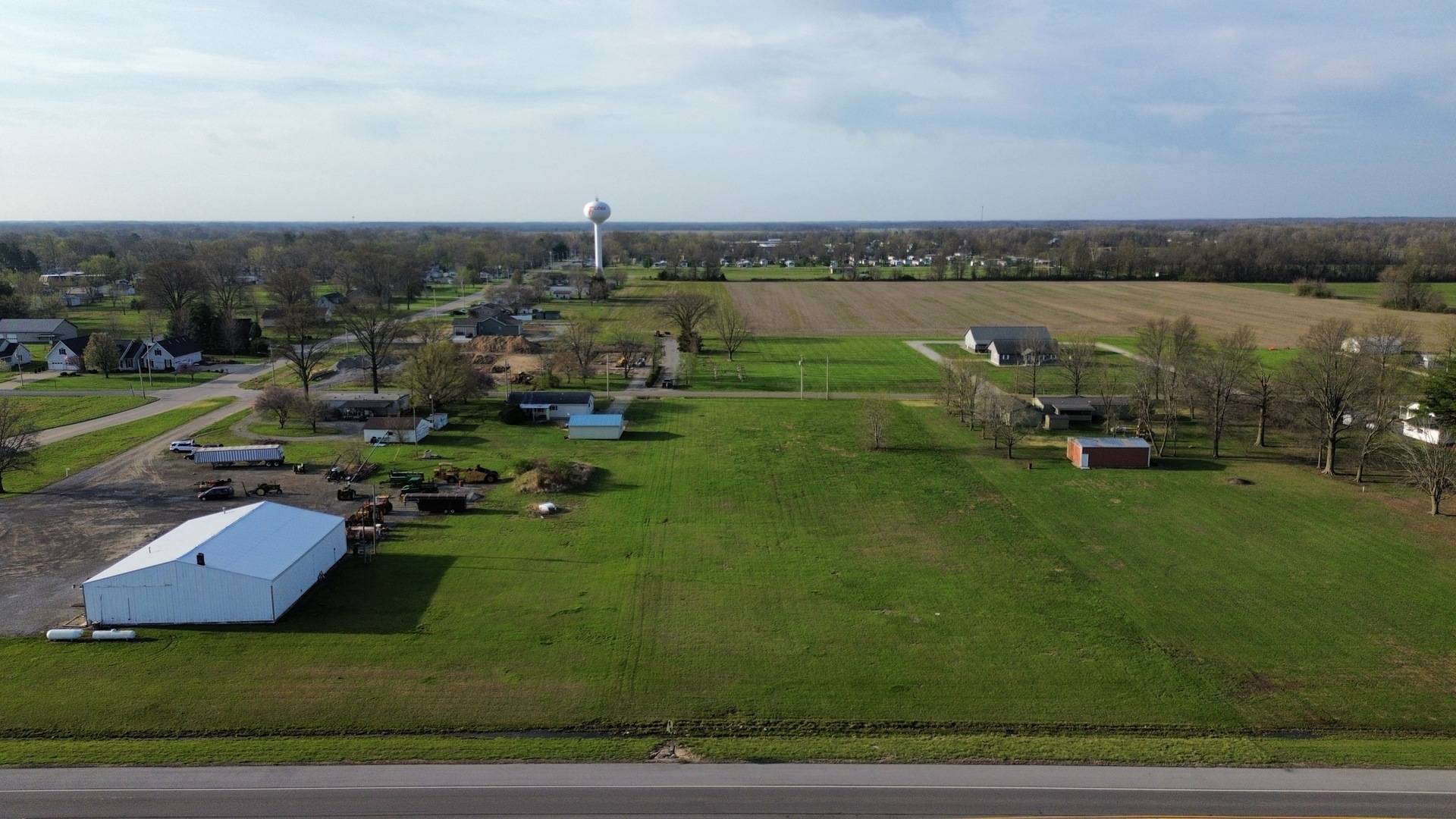 000 W 12th ST, Flora, IL 62839