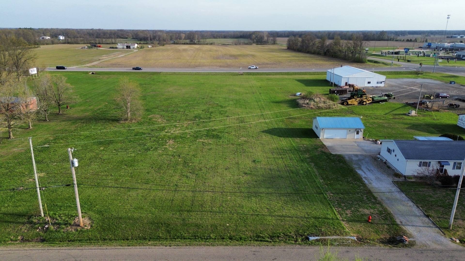 000 W 12th ST, Flora, IL 62839